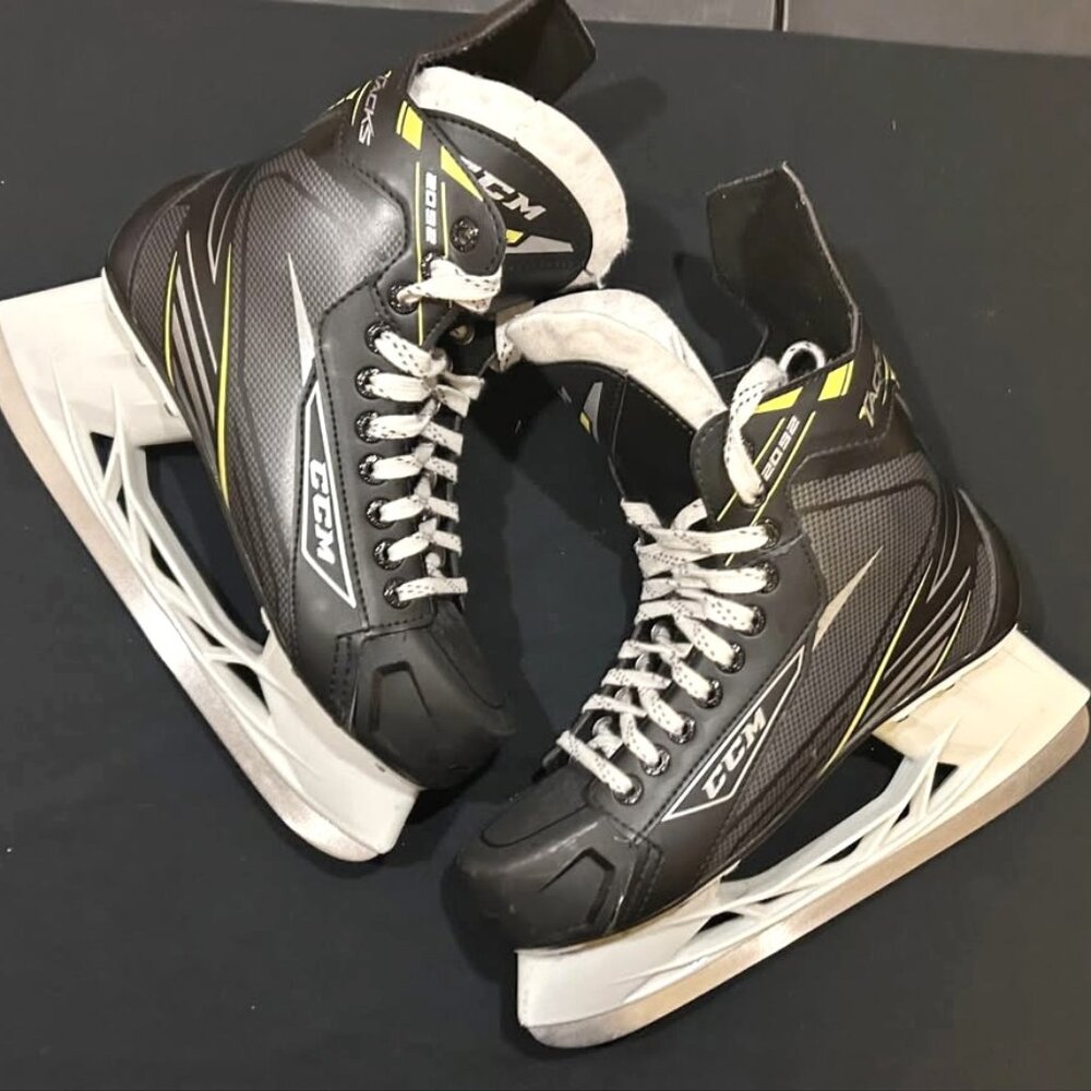 CCM Junior Ice Hockey Skates in Size 8; Like New/Excellent Condition